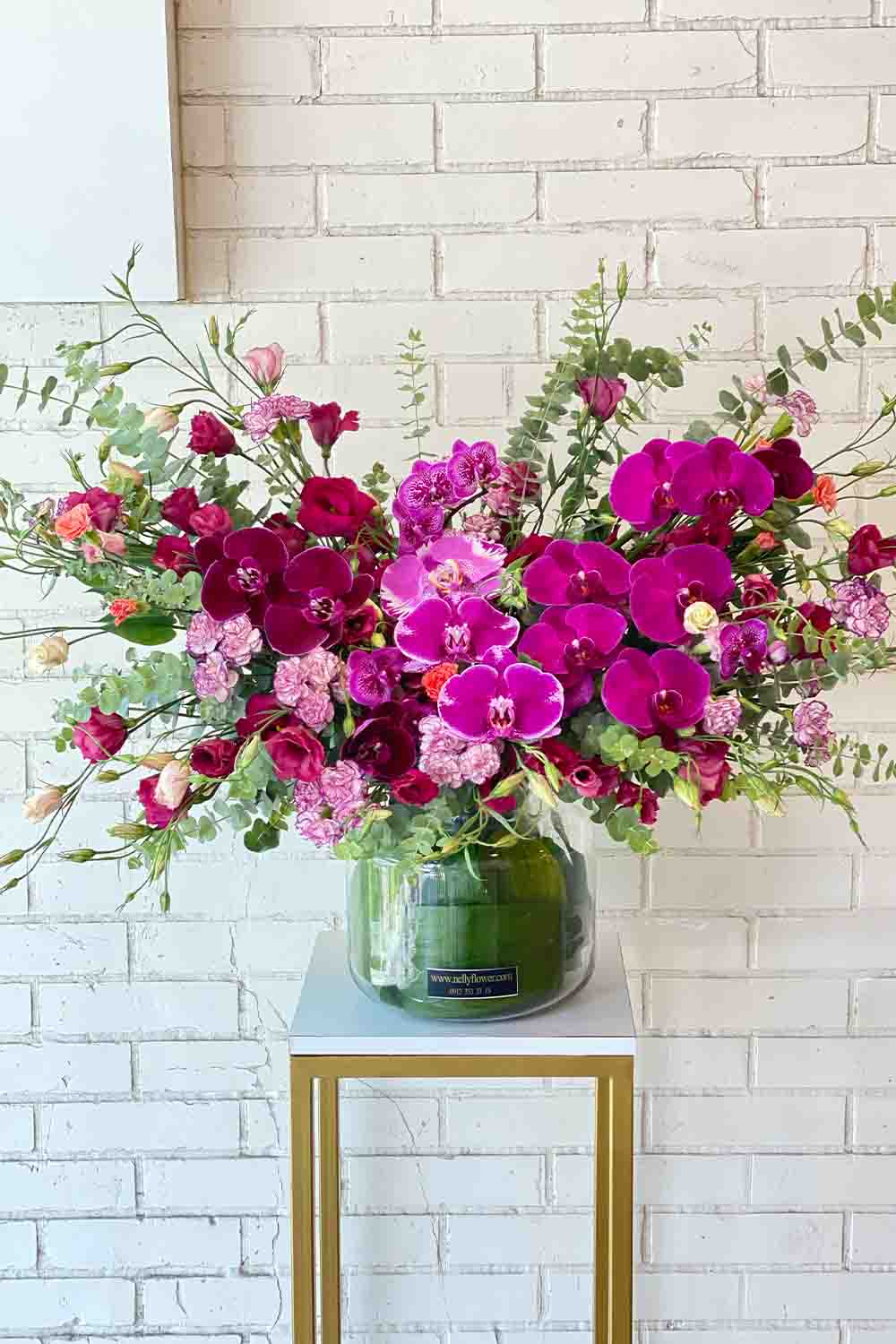 ۵۵ سانت گلدان شیشه ای دیزاین با ارکیده های بنفش