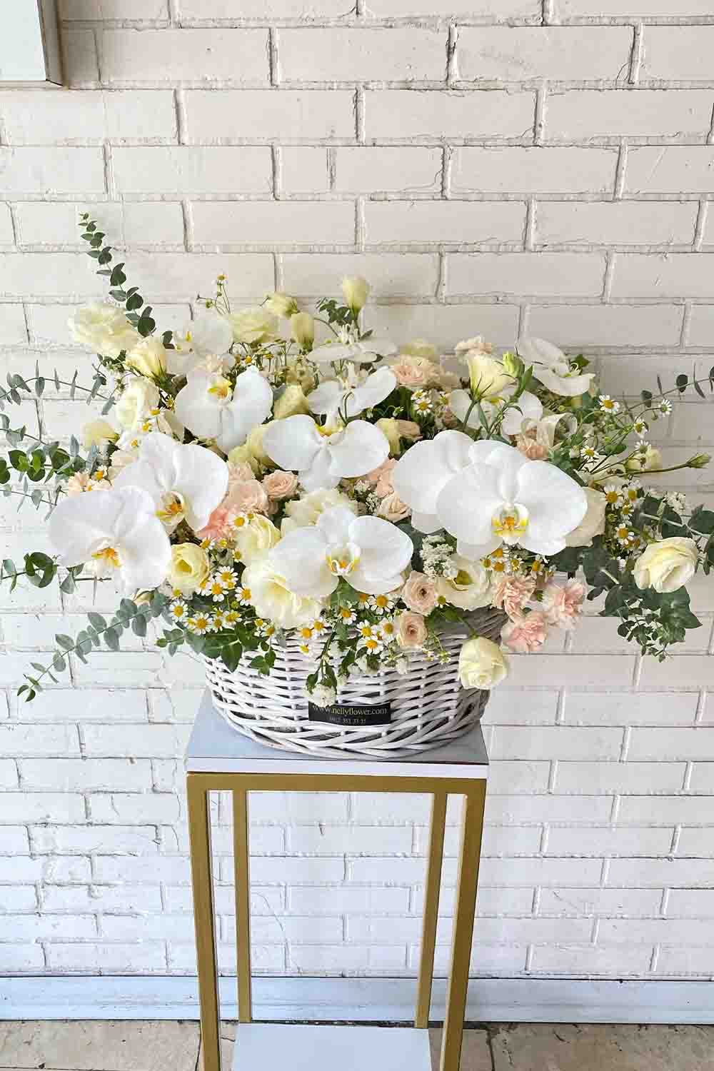 سبد سفید نلی رو میزی با ارکیده های سفید